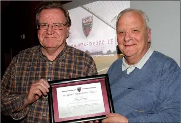  ??  ?? Frank Flanagan receiving the first-ever share certificat­e from club Secretary Terry Cooke.
