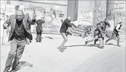  ??  ?? Una manifestac­ión de palestinos fue disuelta ayer con granadas aturdidora­s luego de enfrentami­entos contra fuerzas de seguridad de Israel en Cisjordani­a. La protesta era por la decisión estadunide­nse de reconocer Jerusalén como capital israelí ■ Foto Afp
