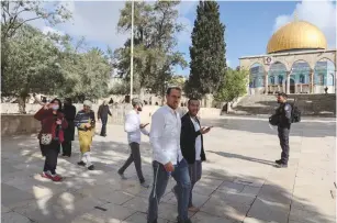  ?? (Sinan Abu Mayzer/Reuters) ?? JEWS ARE escorted by police during a visit to the Temple Mount compound, earlier this month.