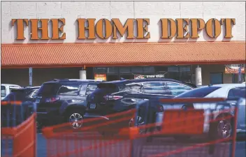  ?? MATT ROURKE/AP ?? SHOPPING CARTS are parked outside a Home Depot in Philadelph­ia in 2022.