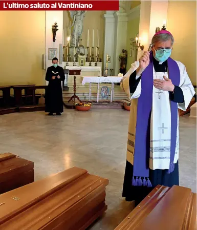  ??  ?? La cerimonia
Monsignor Pierantoni­o Tremolada benedice le bare ospitate nella chiesa del cimitero