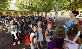  ?? (Photos Dominique Leriche) ?? Les retrouvail­les entre “vieux” amis, dans le cadre rassurant de la cour de récréation, ont participé à rendre cette journée finalement agréable.