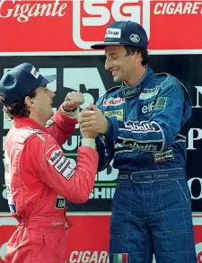  ?? (Afp) ?? Ricordi
Senna si congratula con Patrese, vincitore al Gp del Portogallo 1991