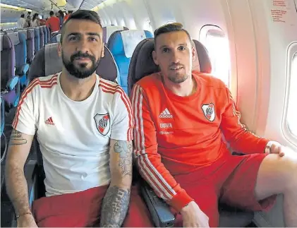  ?? PRENSA RIVER ?? Uno los hace, el otro los evita. Pratto y Armani, a punto de despegar rumbo a Guayaquil.