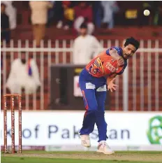  ?? Atiq Ur Rehman/Gulf News ?? Aamer Yamin of Bengal Tigers bowls during the match against Northern Warriors in Sharjah.