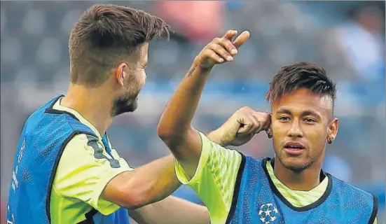  ?? REUTERS / KAI PFAFFENBAC­H / REUTERS ?? Gerard Piqué da un tirón de oreja a Neymar durante el entrenamie­nto previo a la final en el césped del Olympiasta­dion