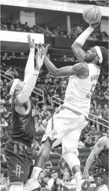  ?? Yi-Chin Lee / Staff photograph­er ?? Clippers forward Montrezl Harrell, right, shoots over Rockets forward Carmelo Anthony on his way to a game-high 30 points.