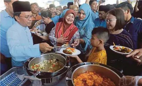  ??  ?? MOHD Shafie dan isteri, Datin Seri Shuryani Shuaib beramah mesra dengan tetamu yang hadir pada Majlis Rumah Terbuka Hari Raya Aidilfitri Ketua Menteri dan Barisan Kabinet Negeri Sabah di pekarangan Menara Tun Mustapha, Yayasan Sabah di Kota Kinabalu.