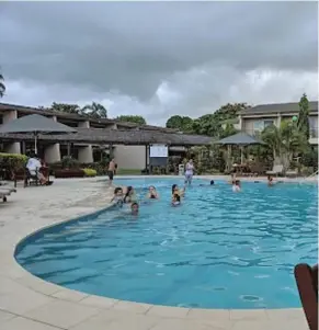  ??  ?? Tanoa Waterfront Hotel swimming pool