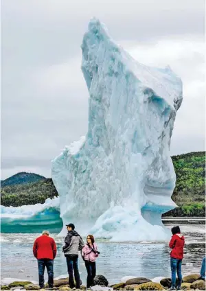  ?? BILD: SN/AFP ?? Das arktische Eis schmilzt – das zieht auch Touristen an.