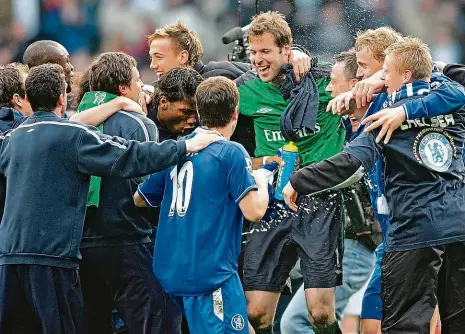  ?? Foto: Getty ?? To sladké poprvé... Petr Čech (v zeleném) slaví se spoluhráči první titul Chelsea po padesáti letech v anglické lize a svůj vůbec první.