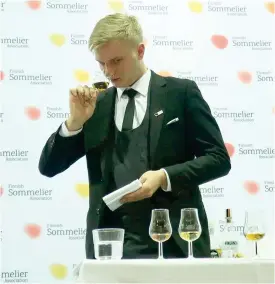  ??  ?? Markku Niemi, restaurang­chef på Pastis, behärskar allt från dekanterin­g av vin till att identifier­a olika vindruvor i ett urval viner. Han får åka till VM för sommeliere­r som ordnas i Antwerpen i mars.