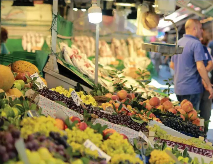  ??  ?? PRISENE STIGER: På markedene i Istanbul øker prisene på varene som er til salgs.