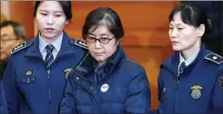  ?? KIM HONG JI/AFP ?? BERLAPIS: Choi Soon-sil di Pengadilan Seoul pada 16 Januari. Dia harus menghadapi persidanga­n sejumlah kasus korupsi.