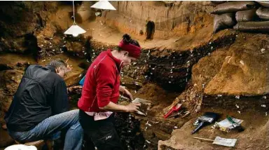  ?? Magnus M. Haaland ?? Arqueólogo­s trabalham no interior da caverna Blombos, na África do Sul