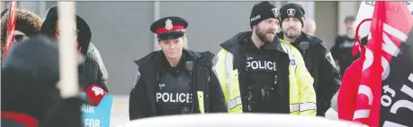  ?? NICK BRANCACCIO ?? Police arrive to deal with protesters outside Amherstbur­g’s Fort Fun Centre where Premier Doug Ford held a private event Tuesday.