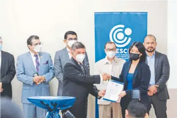  ?? ?? Entrega de becas. En el auditorio “Segundo Montes, S.J.” de la UCA se realizó la entrega de becas Enlace, que estuvo a cargo del director presidente de Enlace, Luis Roberto González.