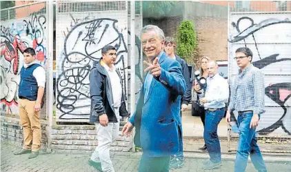  ?? FERNANDO DE LA ORDEN ?? Saludo. Mauricio Macri, yendo a votar, ayer a la mañana, a una escuela de Palermo.