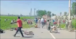  ?? HT PHOTO ?? A video surfaced on social media platforms which showed labourers running away to nearby fields after police dispersed them.