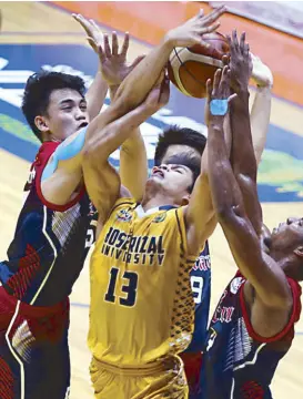  ?? JOEY MENDOZA ?? Jom Solano (left), John Quinto, Felix Apreku of Letran team up to snatch the ball away from Jordan dela Paz (13) of JRU in their NCAA game yesterday at the San Juan Arena.