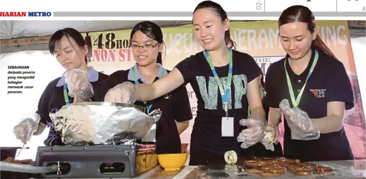  ??  ?? SEBAHAGIAN daripada peserta yang mengambil bahagian memasak cucur peneram.