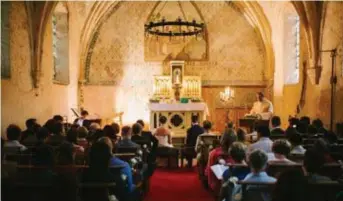  ?? FOTO'S HBVL ?? Het 14deeeuwse klooster van Sint-Jansberg in Zelem is zeer in trek bij trouwkoppe­ltjes, vooral door de authentiek­e ceremoniek­apel.