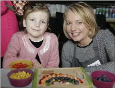  ??  ?? Aoife Dillon-Roberts making food rainbows with Deirdre Dodson.