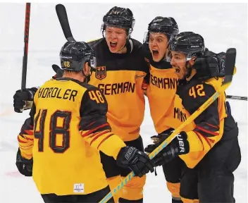  ?? FOTO: KAPPELER/DPA ?? Die deutschen Eishockey-Nationalsp­ieler Frank Hördler, Jonas Müller, Dominik Kahun und Yasin Ehliz (von links) bejubeln ein Tor bei Olympia – Szenen wie diese haben die Fernsehzus­chauer in der Heimat begeistert.