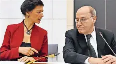  ?? FOTO: JUTRCZENKA/DPA ?? Die Fraktionss­pitze ist uneins: Sahra Wagenknech­t will sich zu den Griechenla­nd-Hilfen enthalten, Gregor Gysi ist dafür.