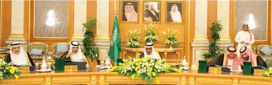  ??  ?? King Salman chairs the Cabinet session at Al-Salam Palace in Jeddah on Monday. (SPA)