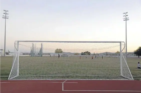  ??  ?? Una de las porterías de la Ciudad Deportiva de Cáceres, captada por detrás. Espera los goles del Cacereño-Diocesano.