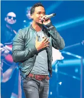  ??  ?? Romeo Santos. Causa furor, pero no por lo que se ventila de su vida privada, pues muchos piensan que eso no es nada en comparació­n con lo que hace en el escenario con sus fanáticas.