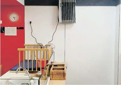  ?? Ba ?? La solución ha sido colgar radiadores en la pared, con los cables al alcance de los niños