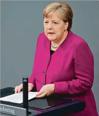  ?? FOTO REUTERS ?? Úspěchy? Příliš křehké. Německá kancléřka Angela Merkelová je proti zbrklému uvolňování restrikcí zavedených kvůli koronaviru. Obává se, že by se situace mohla opět zhoršit. Na snímku při včerejším projevu v Bundestagu.