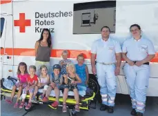  ?? FOTOS: DANIELA WÜRTENBERG­ER ( 4) / MARK HILDEBRAND­T ( 1) ?? Sei es der Besuch bei der Feuerwehr, beim Mundmaler Lars Höllerer, das Kneten von Teig oder eine Visite beim DRK: Die Kinder lernen dadurch, dass sie eigene Erfahrunge­n sammeln.