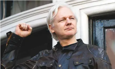  ?? FRANK AUGSTEIN ASSOCIATED PRESS ?? «Ce jour est une victoire importante pour moi et pour le système des droits de l’homme de l’ONU», a lancé, poing serré, Julian Assange depuis le balcon de l’ambassade d’Équateur à Londres.