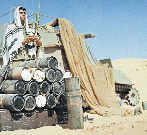  ?? //// AFP/Getty Images ?? Beten für den Sieg. Ein israelisch­er Soldat in der SinaiWüste am 6. Oktober 1973 (JomKippurK­rieg).