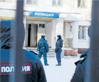  ??  ?? Bei 18 Grad unter dem Gefrierpun­kt heißt es für die Anwältin von Alexej Nawalny: Bitte draußen warten. Die russischen Behörden verweigert­en ihr den Kontakt zu ihrem Mandanten, klagte Olga Michailowa am Montag.