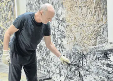  ?? © ANSELM KIEFER / FOTO: CHARLES DUPRAT ?? Anselm Kiefer trabajando en una de sus obras en el 2014