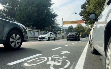  ??  ?? Carreggiat­a ristretta
I nuovi stalli (presto diventeran­no blu a pagamento) e la «bike lane» nei pressi dello Iov. La sistemazio­ne per impedire il parcheggio selvaggio lungo la ciclabile