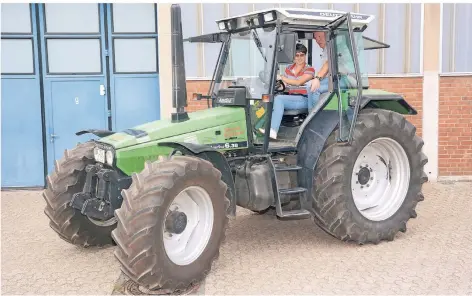  ?? FOTOS (2): WOLFGANG KAISER ?? Vorbereitu­ngen zur ersten Ausfahrt mit einem Traktor auf dem Hof der Deula am Krefelder Weg in Kempen.