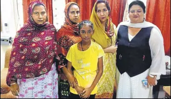  ?? HT PHOTO ?? Fatima Bibi, her sister Mumtaz, her daughter Hena, Pak official Fouzia Manzoor, and rights activist and lawyer Navjot Kaur Chabba, at the central jail in Amritsar.