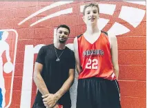  ?? THE CANADIAN PRESS/NBA ?? Canadian NBA star Jamal Murray looks like a kid next to Olivier Rioux, 12, who is 6-foot-10.