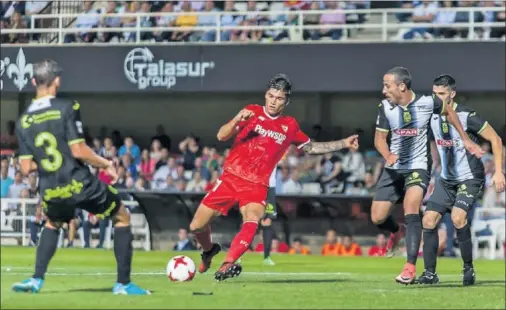  ??  ?? FÁCIL. Correa define con tranquilid­ad en la jugada del 0-2 en Cartagonov­a.