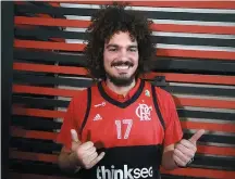  ??  ?? No ninho. Anderson Varejão foi apresentad­o ontem pelo Flamengo como principal reforço do time para a temporada; ele vai vestir a camisa 17 do clube carioca