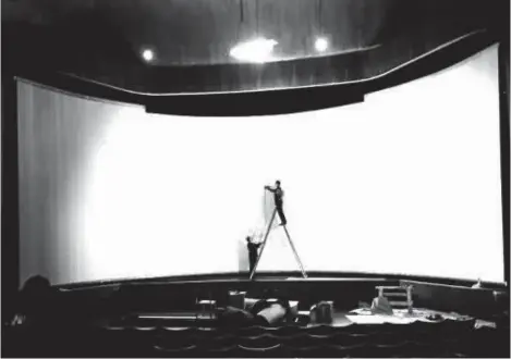  ??  ?? Drakens filmduk bestod av 1 500 plastband som impregnera­ts med glasfiber för att undvika reflexer.