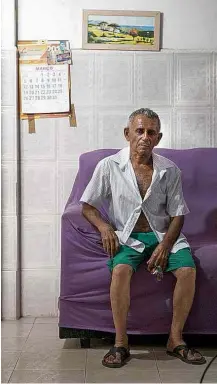  ?? Adriano Vizoni/Folhapress ?? José Izídio, 79, esperou 48 horas sentado por vaga no SUS