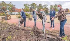  ?? CREICH ?? Christoph Landscheid­t, Peter Gumprich, Kosmas Thämmig, Thorsten Overländer und Dieter Tenhaeff beim ersten Spatenstic­h für den Rewe-Markt.