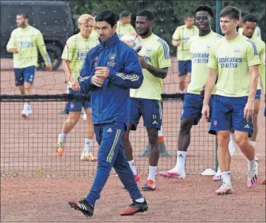  ??  ?? Mikel Arteta, técnico español, dirigiendo una sesión de entrenamie­nto del Arsenal.