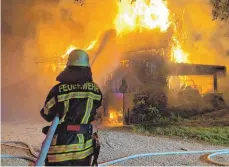  ?? FOTO: FEUERWEHR MARKDORF/ARCHIVBILD ?? Alle Hände voll zu tun hatten die Einsatzkrä­fte in Markdorf in der Nacht zum 22. Mai.